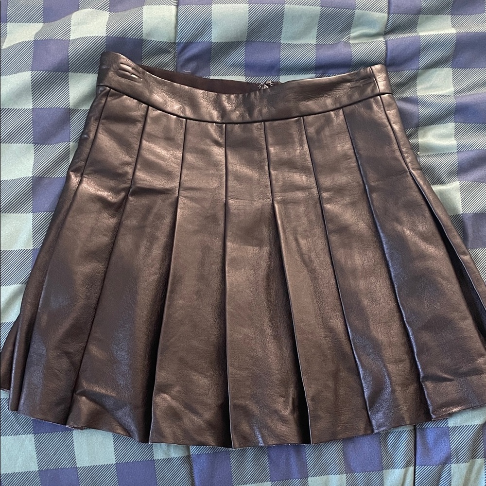 Aritzia Balaton Sunday Best Black pleated faux leather  Skirt size 2